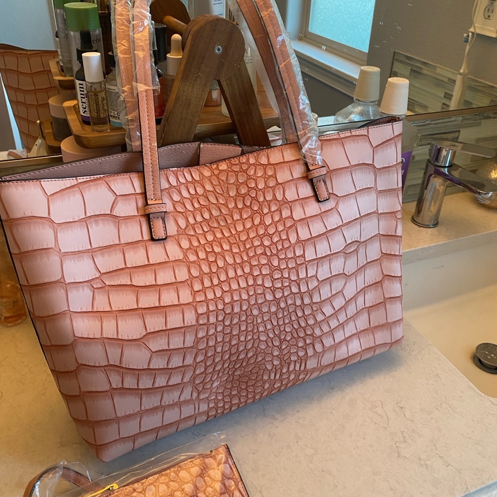 De Vesti Blush Croc-Embossed Tote and Pouch Set - Picture 2 of 7